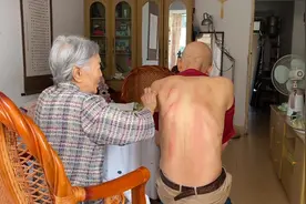 家有一老是个宝 九十岁的妈妈给七十岁的儿子刮痧视频封面
