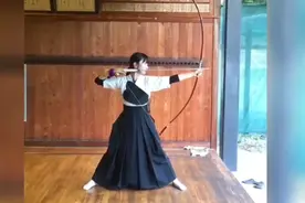 日本美女展示射箭标准动作视频封面