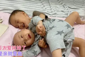 这2岁哥哥也太爱妹妹了吧，不是亲就是抱，四妹看的满眼都是幸福视频封面