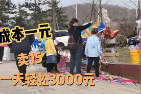 节假日旅游景点摆地摊，什么东西特好卖？摊主：竟是不起眼的它