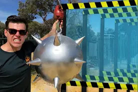 国外牛人测试中国玻璃，100斤的大铁球直接高空砸下，玻璃会碎吗视频封面