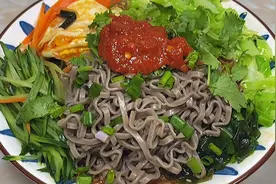 今天做简单快速的牛肉酱拌面，感觉吃饱了还想再来一碗，味道超赞视频封面