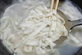 打卤面最简单、家常做法，配上2个鸡蛋，劲道爽滑，人人能吃两碗视频封面