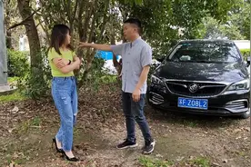 打工妹向小伙借5000元去学驾驶证，小伙提出这样要求太自私了。视频封面