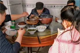 在家做柴火茶油土鸡，老铁闻着香气就来了，湖南常德农村简单伙食