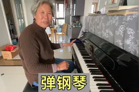我妈69岁学会了弹钢琴，旁听外甥女上课，慢慢就学会了！视频封面