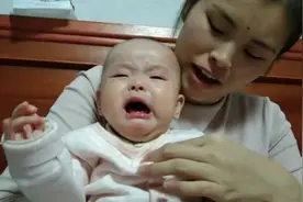 宝宝饿了要喝奶可凶了，翻脸比翻书还快，哇哇大哭视频封面