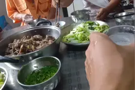 下雨天一边喝酒，一边吃狗肉真爽，在广西玉林吃狗肉就是这么爽快视频封面