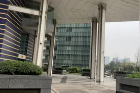 成都的城南建筑，几根细小柱子撑起一幢大楼视频封面