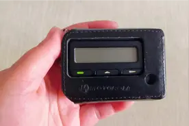 收破烂的收了1台老式传呼机，试一下，看看10多年的东西还能用吗视频封面
