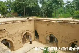 河南84岁大爷被称“巧巧男人”，做黑色剪纸68年，看生活成啥样视频封面