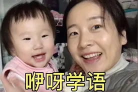 中韩萌娃开始学说话了，搂着妈妈一顿撒娇，娘俩说了些啥悄悄话？视频封面