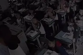 这位同学后面因左脚先进门被罚站！