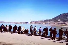 辽宁朝阳，大凌河岸边许多人围观，场面热闹，太壮观了，去瞧瞧视频封面