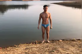 户外游泳，三角游泳裤视频封面