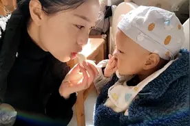 母子俩起床日常，小朋友有样学样，模仿力极强，最后还不忘打扫视频封面