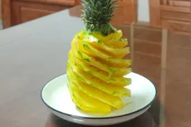 菠萝最简单切法。菠萝怎么去皮？自己家里削菠萝。简单省事的方法视频封面