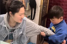 贝爸干坏事被贝贝看到，贝贝连拉带拖把妈妈拉到现场自己却开溜了视频封面