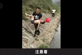 小男孩不慎溺水，叔叔们及时抢救，原来正确的溺水急救方法是这样视频封面