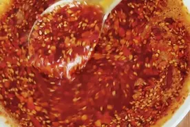 做辣椒油时，切记不要直接泼热油，多加这一步，不苦不糊嘎嘎香