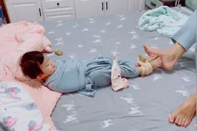 宝贝和粑粑的睡前娱乐活动，捆绑逃脱术，没想到闺女怎么厉害视频封面