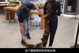 年轻女孩近20年未洗头，长发影响生活，好心理发师为其改造大变样