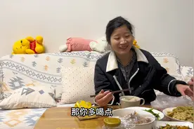 老公一人喝酒太无聊，我陪他喝点，他第一次大赞我的厨艺视频封面