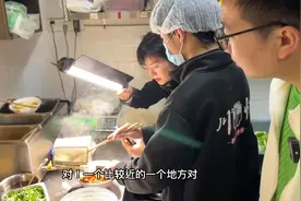 美女老板娘开牛肉面店，通过一个小技巧，门店生意越来越好。视频封面