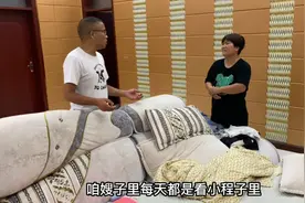 爸爸和妈妈商量爷爷生日去饭店办，妈妈坚决不同意，俩人争吵起来视频封面
