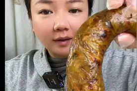 听说它是被人让来让去都不吃才叫让肠，里面是粉条蔬菜我爱吃
