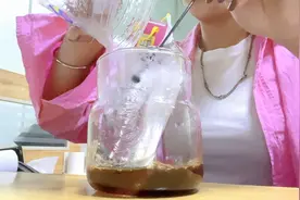 工厂打工妹每天早上都要喝杯冰美式，网友：那么有钱天天喝咖啡视频封面