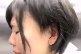 美女OL下次要放屁的时候，得先看看旁边有没有人视频封面