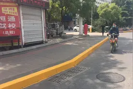 全路段黄线禁止停车合理吗？周围居民都表示无奈啊！视频封面