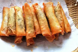 湖北人爱吃的春卷，原来做法这么简单，酥脆鲜香，荠菜馅美味营养