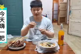 一碗麻辣烫一把串，配上主食大米饭真是爽翻天了视频封面