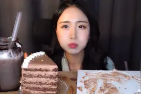 韩国美女小姐姐大口炫巧克力蛋糕！foodasmr~视频封面