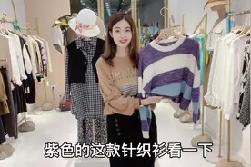咖色卫衣搭配黑色过膝半裙，时尚显白还减龄，微胖也能驾驭！视频封面