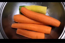 鲜榨胡萝卜汁可以补充身体需要的胡萝卜素和VC。视频封面