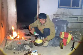 骑行新疆，戈壁滩发现废弃铁皮房露营过夜，晚上生火取暖做饭吃视频封面