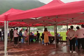 在新疆旅行会频繁的进行核酸检测，我来了三天做了三次核酸检测。视频封面