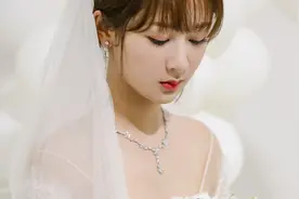 杨紫2次穿古装白色婚服美出画，现代剧中穿婚纱也一次比一次好看视频封面