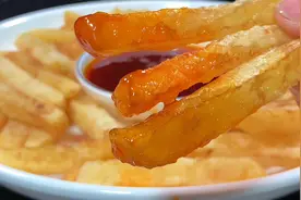 酒店大厨教你炸薯条的小诀窍，每一根都香脆好吃，而且还不回软！视频封面