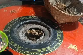 早上起来生火，我用打火机要两个手点燃，所以要借助蜡烛🕯视频封面