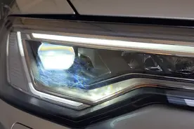 新款奥迪A6L白金色好不好看，我们看一下实车