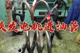 万吨巨轮发电机进油管断裂，船员紧急进行修复，有惊无险！视频封面
