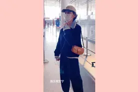章若楠机场私服，毛衣和牛仔衬衫，配同色系棒球帽，元气少女满分视频封面