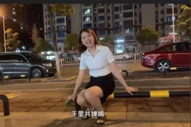单身女孩异乡过中秋，花9.9买个月饼边赏月边吃，一个字，爽视频封面