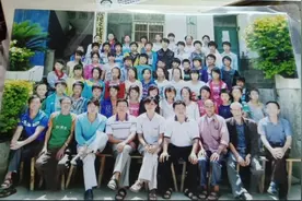 小学六年级的毕业照，拿出来给大家看，你们能认出安美在哪里吗视频封面