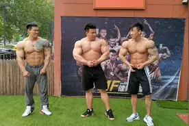 三大肌肉壮汉一起展示肌肉造型，这是不是太肥了？视频封面