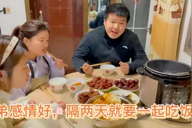 两兄弟都结婚后，虽然分开住楼上楼下，但这份感情却让人羡慕不已视频封面